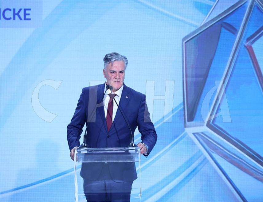 BANJA LUKA, APRIL 3 /SRNA/ - The President of Republika Srpska Siniša Karan has stressed this evening that Republika Srpska has responsible companies that serve as a driving force and that every success achieved by businesspeople is an important part of its economic stability.