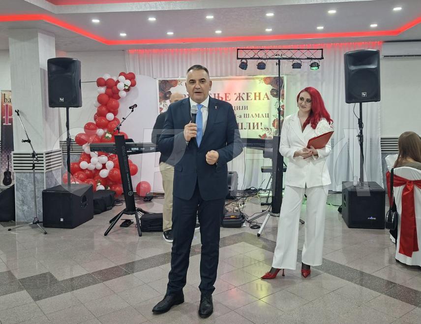 ШАМАЦ, 3. АПРИЛА /СРНА/ - За више од 300 жена из СНСД-а вечерас је у Шамцу организовано дружење, којем је присуствовао и члан Главног одбора ове политичке партије Саво Минић, истакавши да СНСД има најјачи кадар, изузетно утицајне жене, чије идеје, храброст и одлучност уважава.