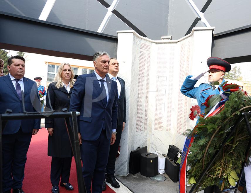 БАЊАЛУКА, 4. АПРИЛА /СРНА/ - Код Централног спомен-обиљежја страдалим припадницима Министарства унутрашњих послова Републике Српске у Бањалуци служен је парастос и положени вијенци поводом обиљежавања Дана полиције - 4. априла.