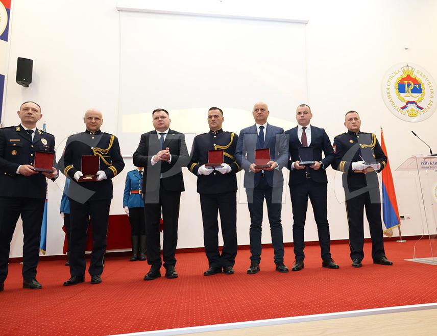 БАЊАЛУКА, 4. АПРИЛА /СРНА/ - Министар унутрашњих послова Републике Српске Жељко Будимир додијелио је данас највише признање Министарства унутрашњих послова /МУП/ Републике Српске Златни знак полиције директорима полиције Републике Српске Синиши Кострешевићу и Србије Драгану Васиљевићу, као и директору Центра за борбу против тероризма МУП-а Мађарске Јаношу Хајдуу.