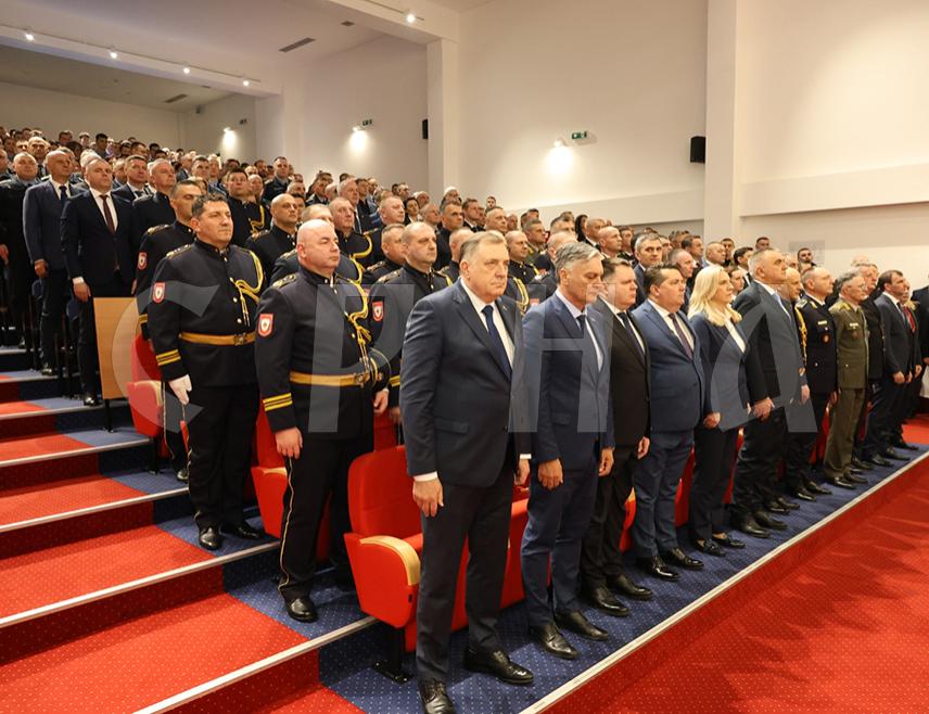 БАЊАЛУКА, 4. АПРИЛА /СРНА/ - У Центру за обуку Министарства унутрашњих послова Републике Српске /МУП/ у Залужанима почела је централна свечаност обиљежавања Дана полиције - 4. априла.