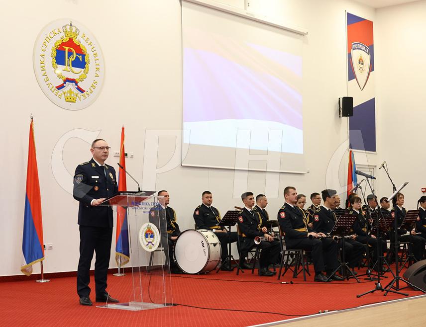 БАЊАЛУКА, 4. АПРИЛА /СРНА/ - Директор полиције Србије Драган Васиљевић истакао је данас у Залужанима да Дан полиције симболизује посвећеност, професионализам и, прије свега, истрајност свих полицијских службеника Републике Српске у заштити грађана и очувању јавног реда и мира.