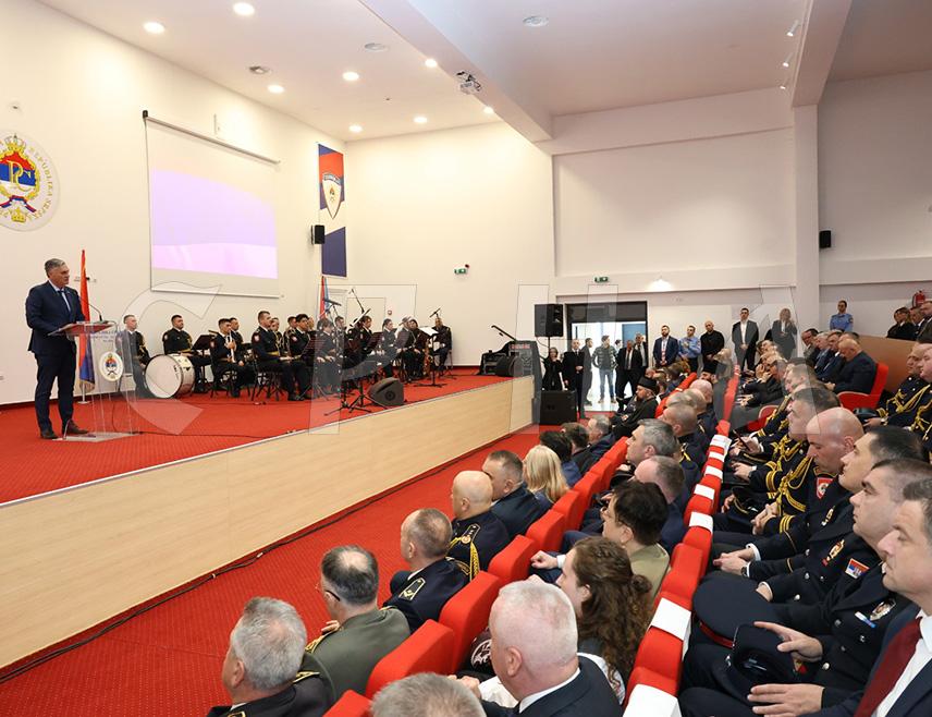 БАЊАЛУКА, 4. АПРИЛА /СРНА/ - Предсједник Републике Српске Синиша Каран изразио је данас захвалност свим припадницима Полиције Републике Српске за храброст и пожртвовање, којим чувају свој народ и Републику Српску.