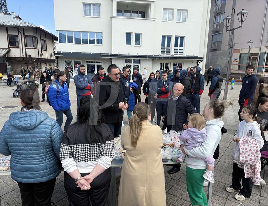 ПАЛЕ, 4. АПРИЛА /СРНА/ - У Палама је данас организован Базар Основне школе "Србија" за школу у природи и екскурзију, у којем су учествовали наставници и ученици ове школе заједно са родитељима.