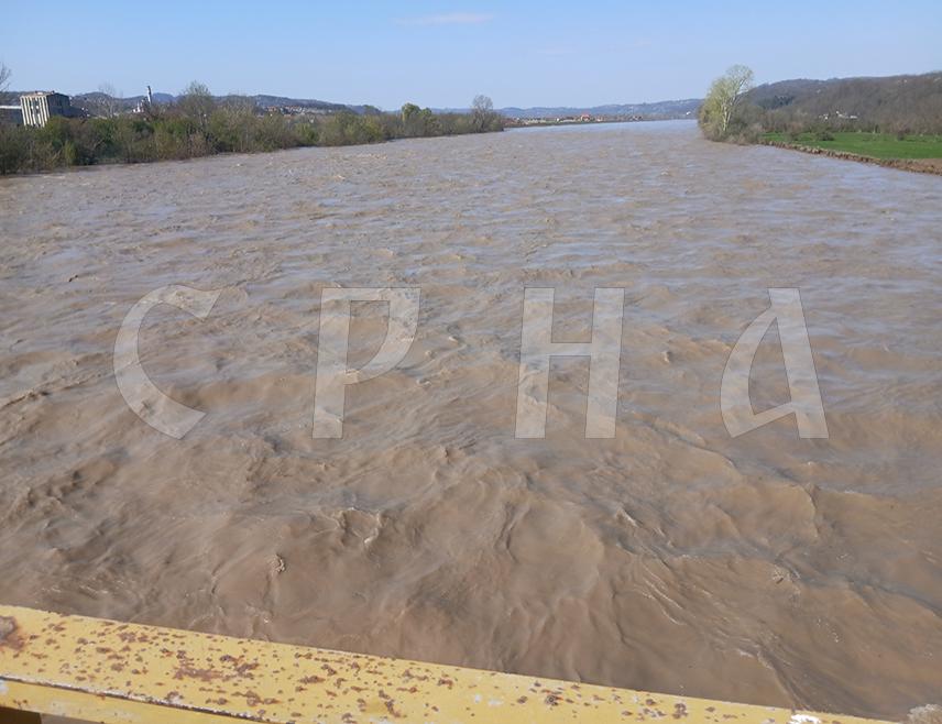 МОДРИЧА, 4. АПРИЛА СРНА - Због задржавања воде на коловозу забрањен је саобраћај на регионалном путу Добој-Модрича у мјесту Врањак.
