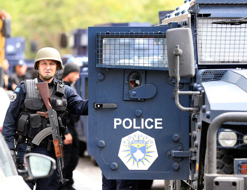 БЕОГРАД, 4. АПРИЛА /СРНА/ - Приштинска полиција ухапсила је А.Д. због сумње да је наводно починио ратни злочин против цивила су у селу Иваји и другим селима у општини Качаник.