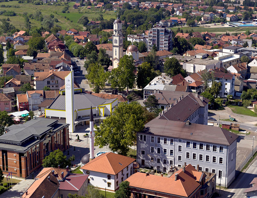 БАЊАЛУКА, 4. АПРИЛА /СРНА/ - Хуманитарну акцију која је након трагичне смрти свештеника Ненада Митрића и његове супруге Недељке покренута за помоћ њиховој малољетној дјеци данас су подржали лидер СНСД-а Милорад Додик, директор предузећа "Сарајево-гас" из Источног Сарајева Недељко Елек и привредник из Дервенте Миланко Балешевић, који ће из личних средстава купити три стана за троје дјеце, потврђено је Срни.