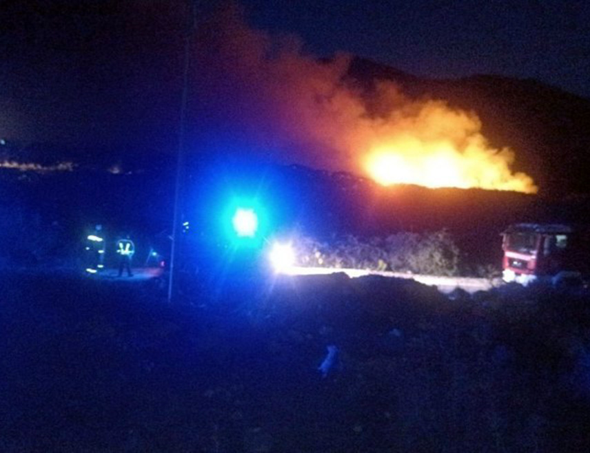 TРЕБИЊЕ, 4. АПРИЛА /СРНА/ - Tребињски ватрогасци гасе пожар који је вечерас избио на депонији Ободина, а ватра не угрожава насеља и имовину становништва, рекао је Срни командир Tериторијалне ватрогасне јединице Tребиње Дејан Кашиковић.