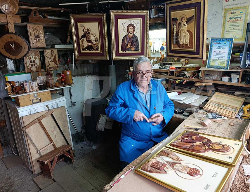 МРКОЊИЋ ГРАД, 5. АПРИЛА /СРНА/ - Владимир Јовановић из Мркоњић Града познат је у својој околини по необичној изради икона и сувенира од необрађеног дрвета и природних боја, а све настаје у малој кућној радионици.
