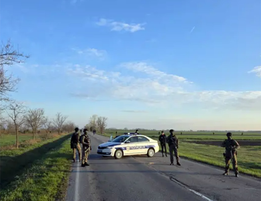 БЕОГРАД, 5. АПРИЛА /СРНА/ - На територији општине Кањижа у близини села Трешњевац уочене су јаке снаге припадника полиције и војске са више путничких и теренских возила, као и комбија, а претрес се у близини гасовода спроводи комбиновано са земље, уз контролу и координацију из ваздуха, преноси РТС.