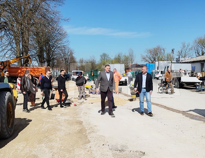 БАЊАЛУКА, 5. АПРИЛА /СРНА/ - Лидер СНСД-а Милорад Додик и вршилац дужности директора "Путева Републике Српске" Мирослав Јанковић посјетили су данас градилиште моста у Чесми, који би требало да буде отворен током наредне седмице.