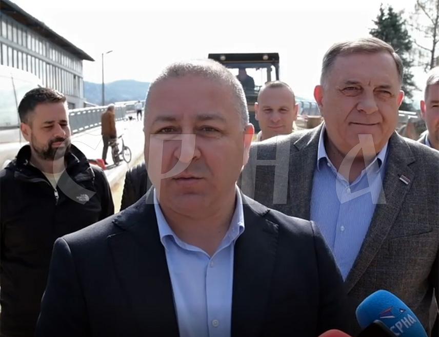 БАЊАЛУКА, 5. АПРИЛА /СРНА/ - Вршилац дужности директора "Путева Републике Српске" Мирослав Јанковић рекао је да би мост у бањалучком насељу Чесма, преко ријеке Врбас, требао да буде пуштен у саобраћај крајем наредне седмице и изразио захвалност Влади која је издвојила средства за пројекат који је био у надлежности града.