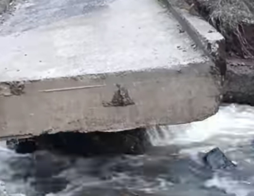 ДОБОЈ, 5. АПРИЛА /СРНА/ - Водена бујица оштетила је мост који води ка српском повратничком насељу Горња Бријесница код Лукавца, изјавио је Срни члан Завичајног удружења Горња Бријесница Лазо Трипуновић.