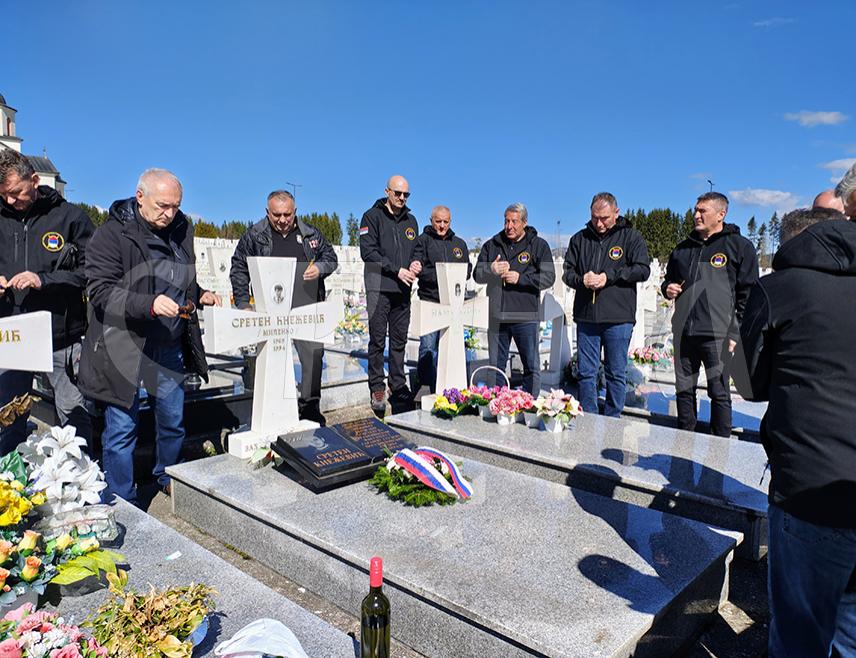 СОКОЛАЦ, 5. АПРИЛА /СРНА/ - Ветерани Војне полиције Сарајевско-романијског корпуса обиљежили су данас 32 године од погибије команданта Четвртог батаљона Војне полиције овог корпуса Недељка Лиздека и војника Сретена Кнежевића.