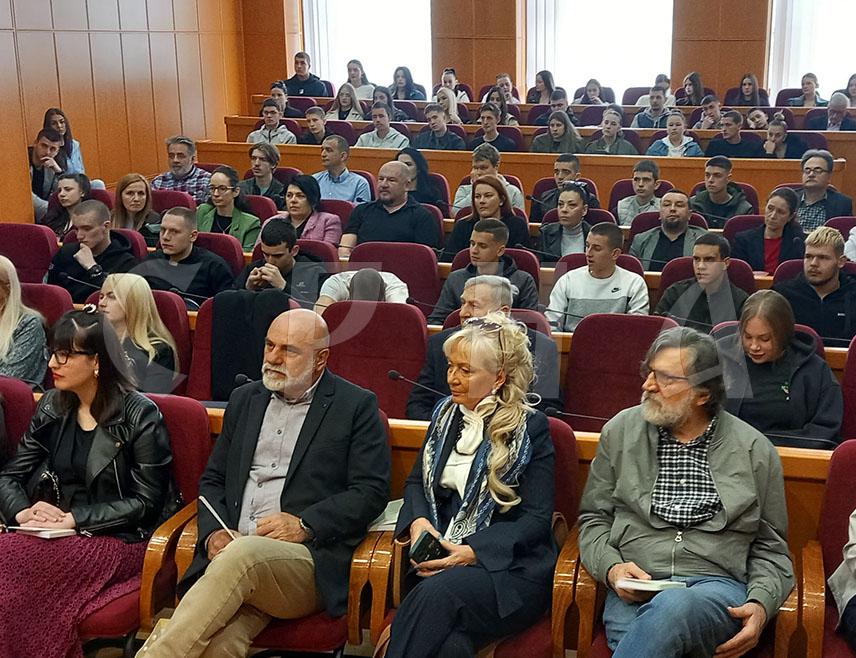 ТРЕБИЊЕ, 5. АПРИЛА /СРНА/ - Научним скупом "Поетика Ђорђа Нешића", у Требињу је почела традиционална културна манифестација "Дучићев дан", која се годинама одржава на празник Благовијести, када је велики српски пјесник, Требињац Јован Дучић, преминуо.