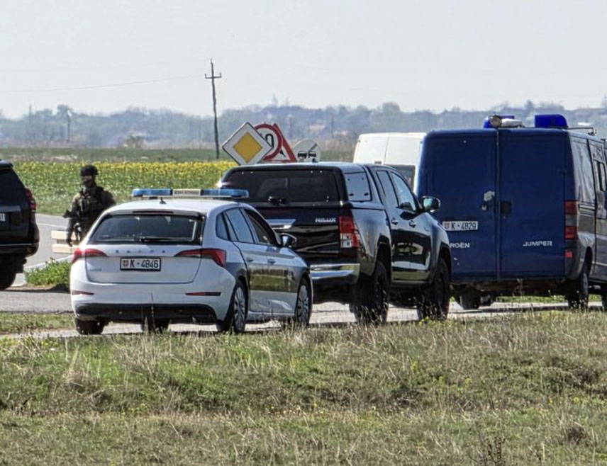 БЕОГРАД, 5. АПРИЛА /СРНА/ - Два ранца са око четири килограма пластичног експлозива и материјал за израду експлозивне направе пронађени су у рејону села Велебит, Зимоњић и Трешњевац код Кањиже, у непосредној близини гасовода са Мађарском, речено је из Вишег јавног тужилаштва у Суботици.