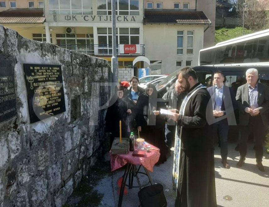 ФОЧА, 5. АПРИЛА /СРНА/ - На Градском стадиону у Фочи данас је освештана спомен-плоча и служен парастос за четворицу мјештана Заваита и Челебића, које су на Савиндан 1946. године на том мјесту убиле партизанске власти.