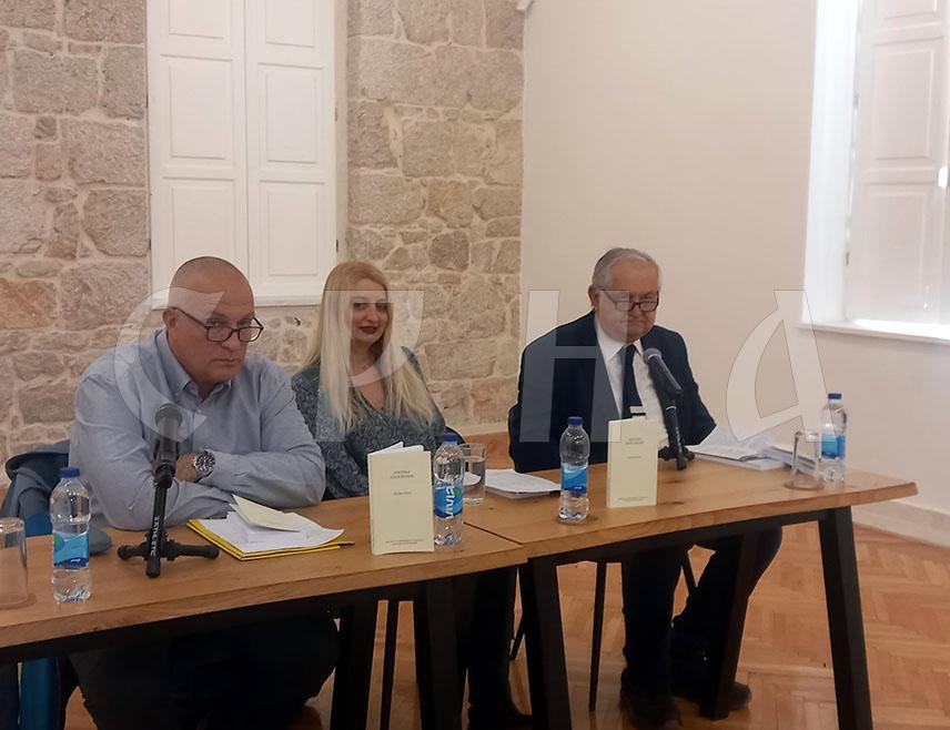 ТРЕБИЊЕ, 5. АПРИЛА /СРНА/ - У Музеју Херцеговине вечерас је промовисан зборник радова "Поетика Злате Коцић", која је добитник Дучићеве награде, те је истакнуто да Злата Коцић поезију види као довршен круг који се креће у спирали према небу, те као идеалан свијет.