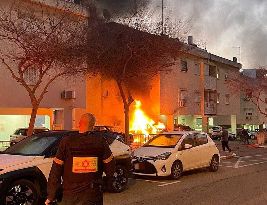 ЈЕРУСАЛИМ, 6. АПРИЛА /СРНА/ - Двије особе погинуле су у Хаифи у иранском нападу балистичким ракетама и њихова тијела су извучена испод рушевина, саопштила ја израелска спасилачка служба.