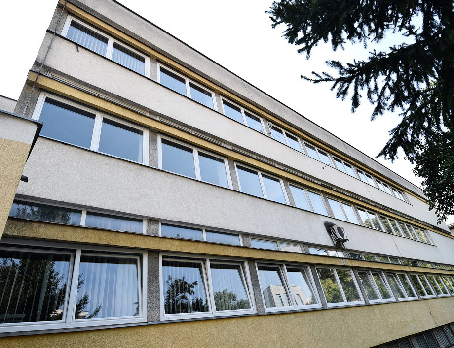 БАЊАЛУКА, 6. АПРИЛА /СРНА/ - Дојава о бомби у Електротехничкој школи у Бањалуци била је лажна, потврђено је Срни из бањалучке Полицијске управе.