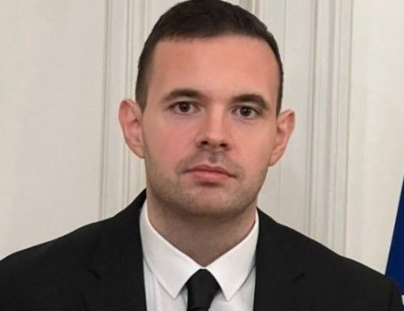 САРАЈЕВО, 6. АПРИЛА /СРНА/ - Правник из Сарајева Дамир Сакић рекао је да бивши министар иностраних послова у Савјету министара Игор Црнадак у континуитету најављује нешто "судбоносно", у сваком мјесецу има барем једну седмицу у којој је "бити или не бити", свако други дан "кува у СНСД", али сваке изборе управо он добије одбијеницу од народа и онда се провлачи на компензациони мандат.