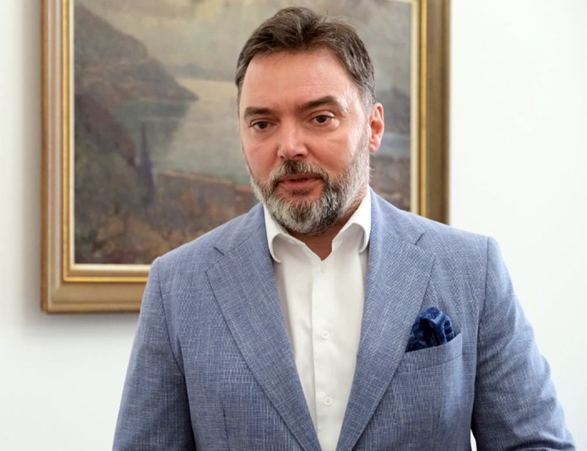 САРАЈЕВО, 6. АПРИЛА /СРНА/ - Замјеник предсједавајуће Савјета министара Сташа Кошарац оцијенио је да оно што се окупило око Дениса Бећировића /СДП/ није никакав савез уједињен за БиХ, већ група против Републике Српске и свега српског у БиХ.