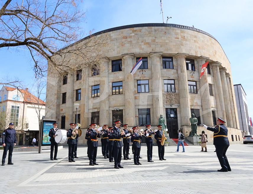 БАЊАЛУКА, 6. АПРИЛА /СРНА/ - У Бањалуци је почео Тактичко-показни збор Министарства унутрашњих послова /МУП/ Републике Српске и дефиле Полицијског оркестра поводом Дана полиције.