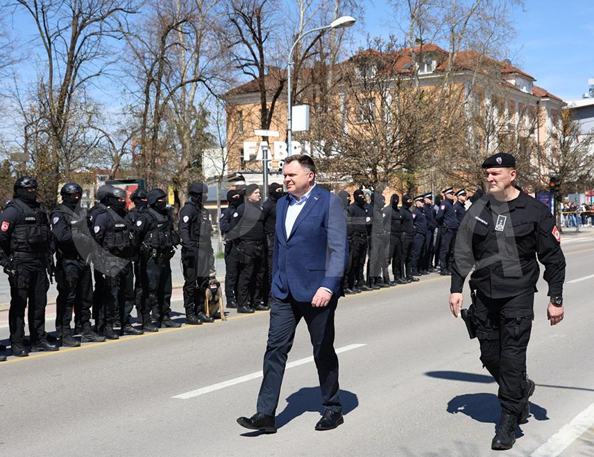 БАЊАЛУКА, 6. АПРИЛА /СРНА/ - Припадници Жандармерије МУП-а Републике Српске данас су на Тргу Крајине у Бањалуци реализовали показну вјежбу поводом Дана полиције.