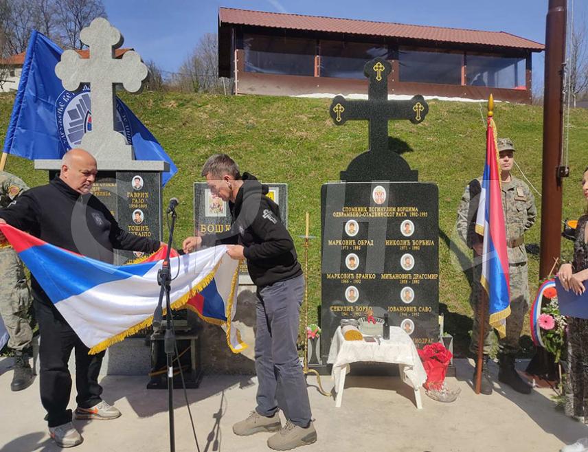 ЛОПАРЕ, 6. АПРИЛА /СРНА/ - У мјесту Потраш на Мајевици данас је обиљежена 31 година од деблокаде релеја Столице, а у порти Цркве Светог Марка у овом мјесту откривена је спомен-плоча прослављеном ратном команданту Специјалне јединице "Пеша" Бошку Перићу Пеши.