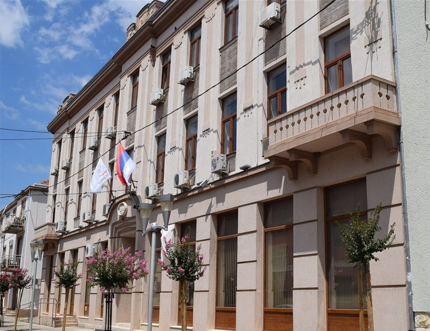 ТРЕБИЊЕ, 6. АПРИЛА /СРНА/ - Скупштина града Требиња усвојила је данас одлуку према којој ће се градити нова путна комуникација која ће бити повезана са будућом саобраћајницом Засад поље - Ново Tребиње.