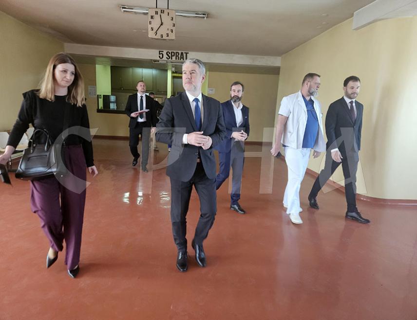 ПРИЈЕДОР, 6. АПРИЛА /СРНА/ - Министар здравља и социјалне заштите Републике Српске Ален Шеранић најавио је да се идејно рјешење за реконструкцију и доградњу болнице у Приједору очекује половином или крајем маја.