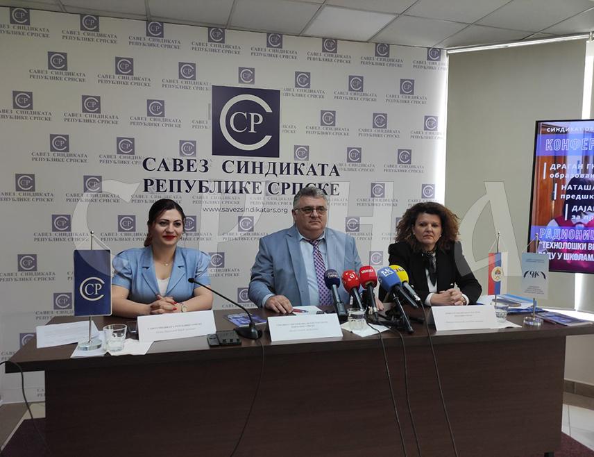 БАЊАЛУКА, 6. АПРИЛА /СРНА/ - Положај просвјетних радника је у одређеним ситуацијама и због великих изазова доведен у питање, рекла је помоћник министра просвјете и културе Наташа Цвијановић.