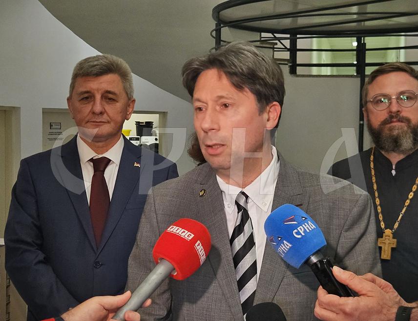 ФОЧА, 6. АПРИЛА /СРНА/ - Декан Медицинског факултета у Фочи Дејан Бокоњић представио је данас министру за научнотехнолошки развој и високо образовање Републике Српске Драги Мастиловићу планове развоја и изградње нове зграде ове високошколске установе.