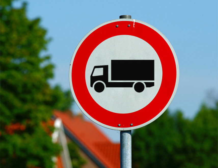 БАЊАЛУКА, 7. АПРИЛА /СРНА/ - На појединим путним правцима на подручју Бањалуке и Лакташа данас ће бити забрањен саобраћај за сва возила преко 7,5 тона и превоз експлозивних материја и наоружања и војне опреме ради обезбјеђивања несметаног боравка и кретања иностране делегације која борави у посјети Српској.