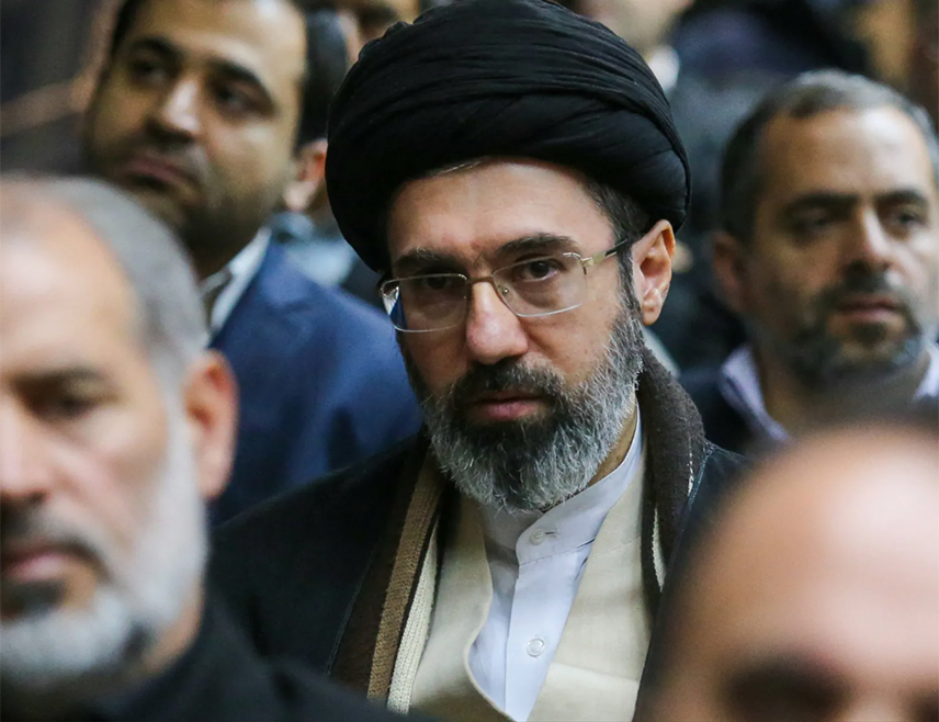 ТЕХЕРАН, 7. АПРИЛА /СРНА/ - Ирански врховни вођа Моџтаба Хамнеи је у тешком стању, без свијести и лијечи у граду Ком, због чега није у могућности да управља земљом, наведено је у обавјештајној процјени коју је цитирао Лист "Тајмс".