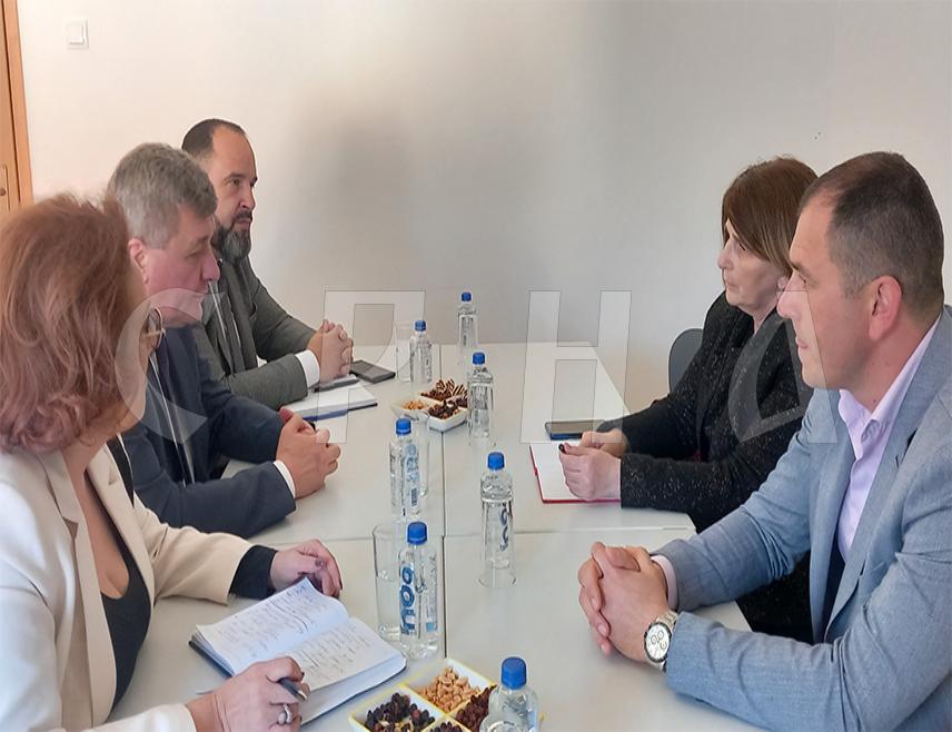 ТРЕБИЊЕ, 7. АПРИЛА /СРНА/ - Министар за научнотехнолошки развој и високо образовање Републике Српске Драга Мастиловић разговара у Требињу са Весном Милић, деканом Пољопривредни факултет Универзитета у Источном Сарајеву – Агромедитеранска производња.