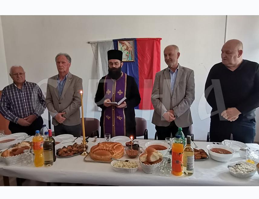 ДОБОЈ, 7. АПРИЛА /СРНА/ - Удружење ратних војних заробљеника "Вијенац, Возућа и остали" са сједиштем у Добоју обиљежило је крсну славу Благовијести и 30 година од изласка посљедње групе Срба из муслиманских логора у Тузли и Зеници, уз поруку да  Срби  не смију подлећи варци да се историја  треба писати на основу судских пресуда.