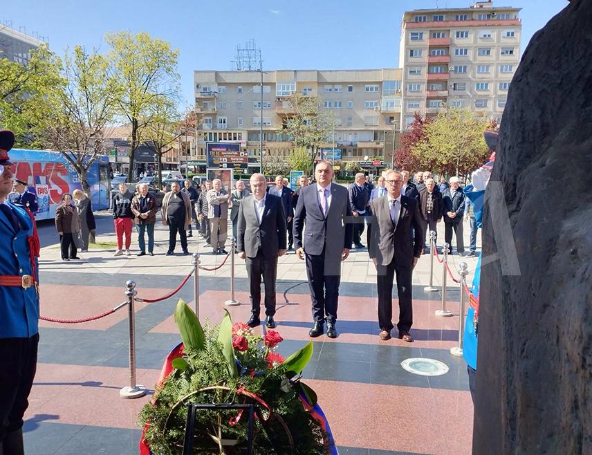БИЈЕЉИНА, 8. АПРИЛА /СРНА/ - Предсједник Владе Републике Српске Саво Минић започео је посјету Бијељини полагањем вијенца испред централног споменика браниоцима и одавањем почасти погинулим борцима у Одбрамбено-отаџбинском рату.