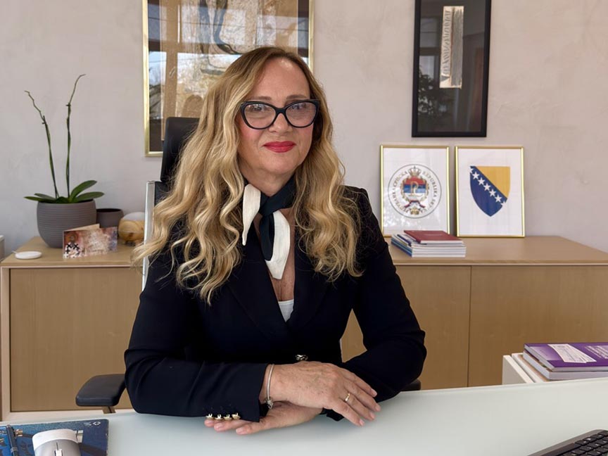 ПРИЈЕДОР, 7. АПРИЛА /СРНА/ - Парнични поступци у којима су предмет спора дуговања јавног сектора велике вриједности према трећим лицима најчешће се окончавају закључењем судског поравнања, што се и сматра најпогоднијим и најефикаснијим начином окончања привредног спора, како за странке, тако и за суд, изјавила је предсједник овог суда Дијана Мазалић Новић.