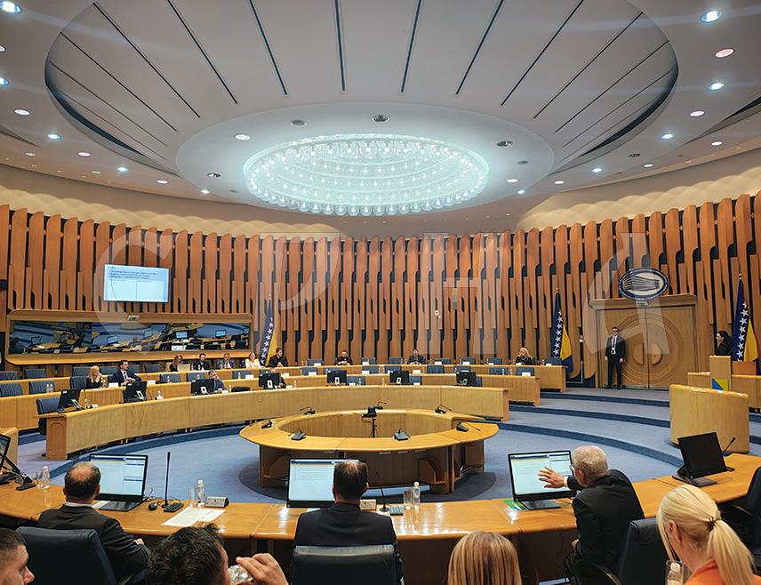 САРАЈЕВО, 8. АПРИЛА /СРНА/ - Дом народа Парламентарне скупштине БиХ почео је хитну сједницу на чијем је дневном реду Приједлог закона о измјени Закона о служби у Оружаним снагама БиХ, као и захтјев за разматрање по хитном поступку Приједлога закона о измјенама Закона о платама и накнадама у институцијама БиХ.