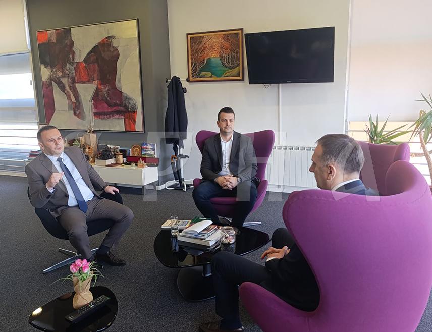 ИСТОЧНО САРАЈЕВО, 8. АПРИЛА /СРНА/ – Јачање институционалне сарадње и укључивање привредника у доношење одлука биће у фокусу будућег дјеловања Градске управе Источно Сарајево и Привредне коморе Републике Српске, договорено је данас на састанку градоначелника Љубише Ћосића и предсједника Привредне коморе Српске Горана Рачића.