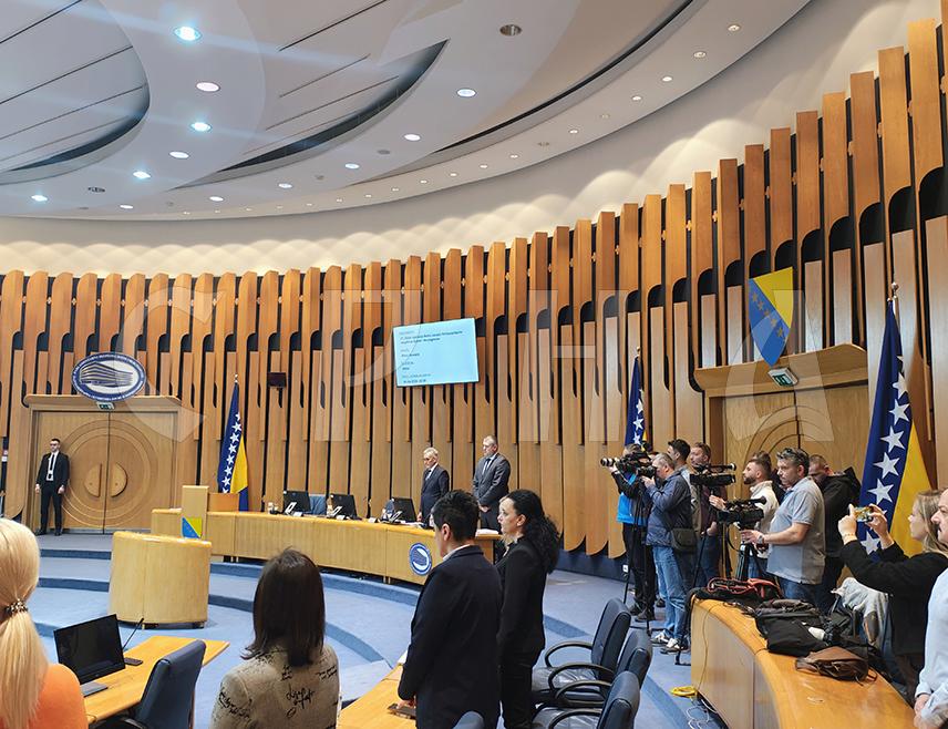 САРАЈЕВО, 8. АПРИЛА /СРНА/ - Предсједавајући Дома народа Парламентарне скупштине БиХ Кемал Адемовић дао је паузу од 10 минута да би се покушао обезбиједити кворум за рад и одлучивање, јер сједници не присуствују три делегата из реда српског народа и четири из реда хрватског.
