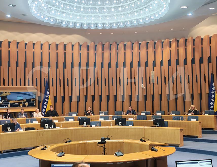 САРАЈЕВО, 8. АПРИЛА /СРНА/ - Хитна сједница Дома народа Парламентарне скупштине БиХ прекинута је данас због тога што ни након паузе није обезбијеђен потребан кворум за рад и одлучивање, јер нису дошла три делегата из реда српског народа и четири делегата из реда хрватског народа.