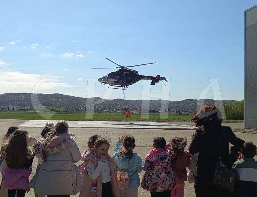 БАЊАЛУКА, 8. АПРИЛА /СРНА/ - Центар за обуку Министарства унутрашњих послова Републике Српске у Залужанима данас је посјетило 260 дјеце школских и предшколских установа из Бањалуке, поводом Дана полиције Републике Српске.