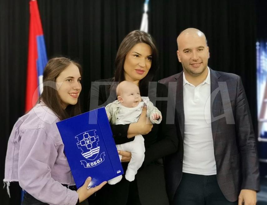 ДОБОЈ, 8. АПРИЛА /СРНА/ - Замјеник градоначелника Добоја Дијана Каленић потписала је уговоре о субвенционисању боравка дјеце у приватним вртићима за 167 корисника који ће добити по 100 КМ из градског буџета, те најавила да ће то бити стална пракса.