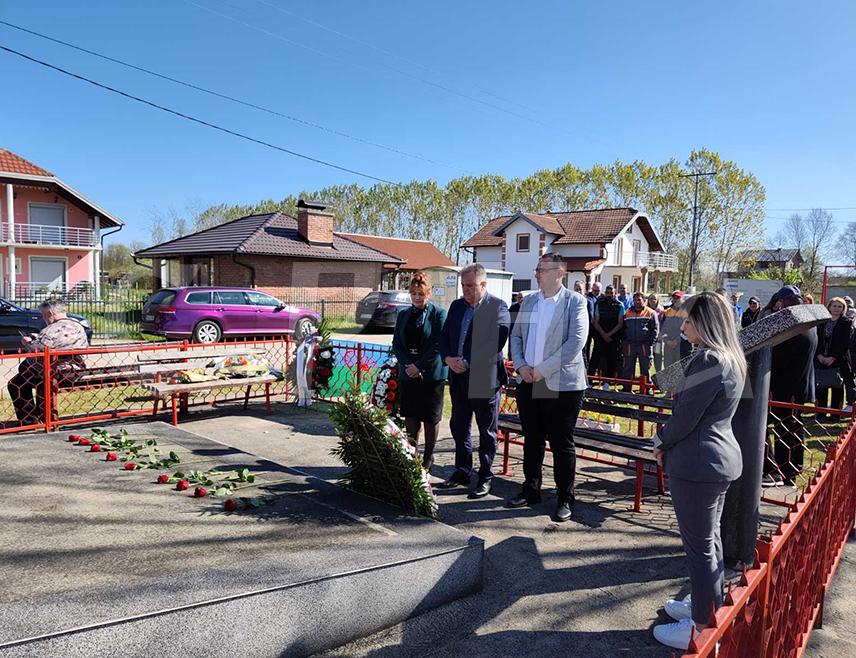 ГРАДИШКА, 8. АПРИЛА /СРНА/ - На спомен-обиљежје страдалим Ромима са подручја Градишке у Другом свјетском рату и погинулим борцима Војске Републике Српске ромске националности данас су положени вијеци, поводом 8. априла - Свјетског дана Рома.