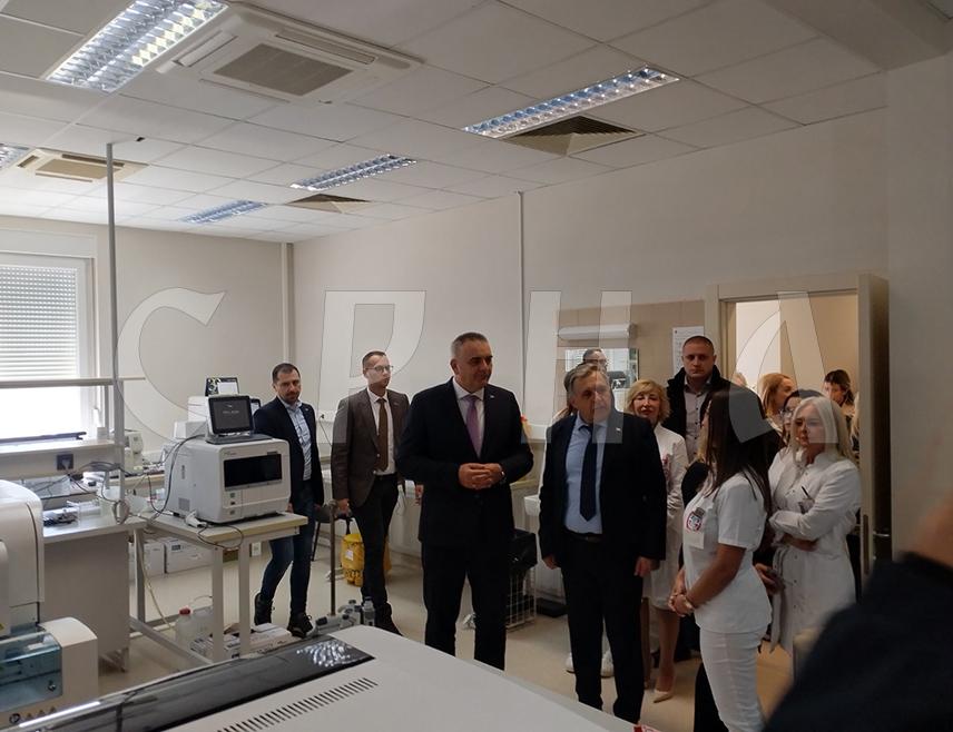 БИЈЕЉИНА, 8. АПРИЛА /СРНА/ - У Болници "Свети врачеви" у Бијељини данас је отворена нова савремена биохемијско-хематолошка лабораторија, такозвана "Аботова" ГЛП трака за обраду узорака, која представља један од најнапреднијих система у Европи.