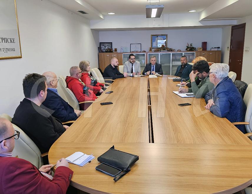 БАЊАЛУКА, 8. АПРИЛА /СРНА/ - Министар трговине и туризма Републике Српске Нед Пуховац најавио је подршку раду јавних кухиња и Црвеног крста, истакавши да је брига о најугроженијим категоријама становништва један од приоритета Владе.