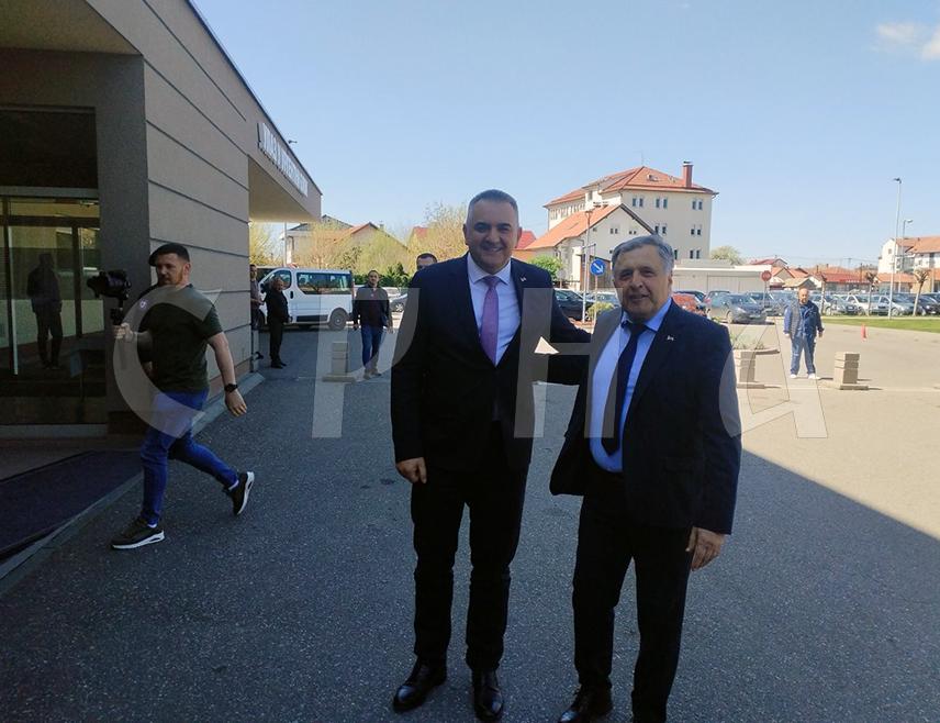 БИЈЕЉИНА, 8. АПРИЛА /СРНА/ - Премијер Републике Српске Саво Минић рекао је данас да је са менаџментом Болнице "Свети врачеви" у Бијељини разговарао о проширењу њених капацитета и да ће се морати услишити те жеље.