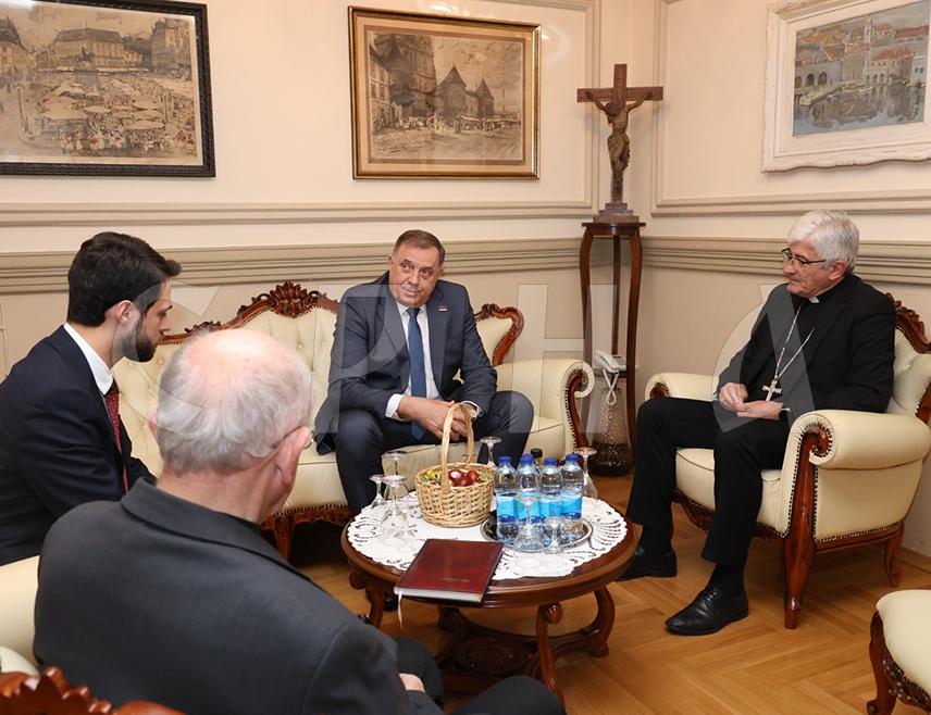 BANJA LUKA, APRIL 8 /SRNA/ – SNSD leader Milorad Dodik said after meeting with Banja Luka Bishop Željko Majić on the occasion of Easter that it is important for holidays to be celebrated in the spirit of Christianity, and that cooperation should continue in a spirit of faith and tolerance.